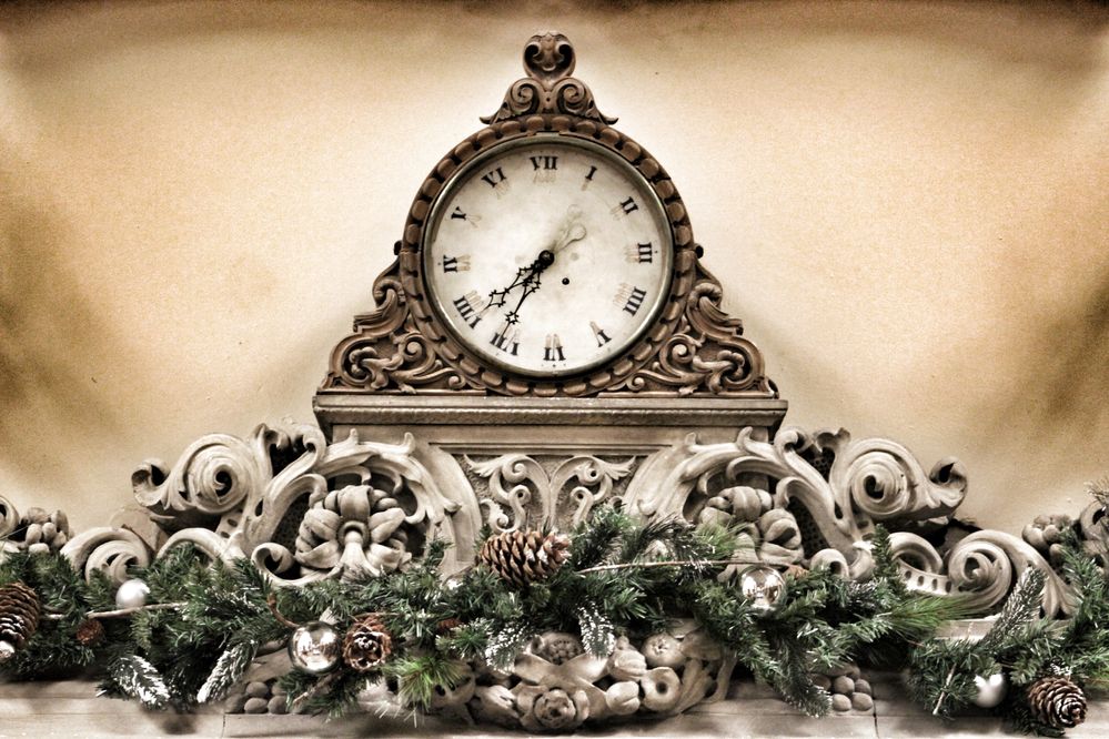 Clock_at_the_end_of_the_Great_Library,_with_garlands,_cones,_and_decorations_for_winter_(31089551980).jpg