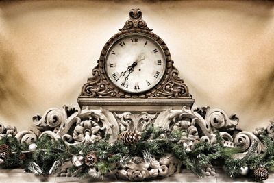 Clock_at_the_end_of_the_Great_Library,_with_garlands,_cones,_and_decorations_for_winter_(31089551980).jpg
